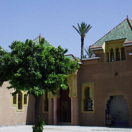 Mosquée aux murs roses et tuiles vertes vernies